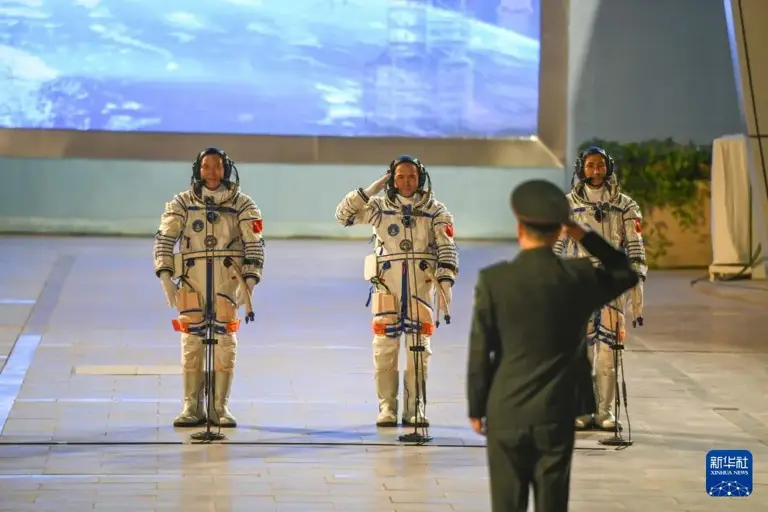 神舟二十一号航天员乘组出征仪式在酒泉卫星发射中心举行