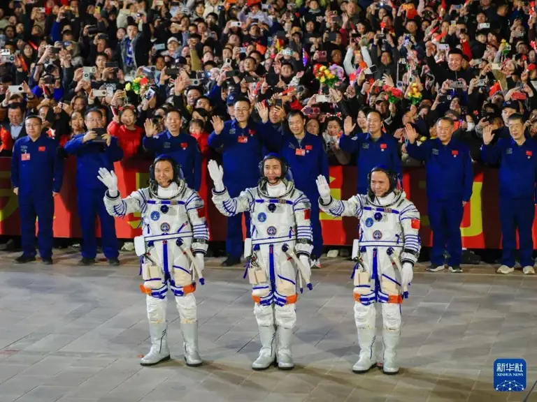 神舟二十一号航天员乘组出征仪式在酒泉卫星发射中心举行