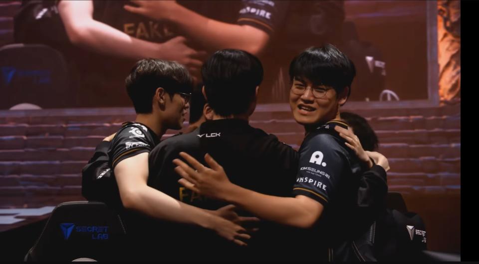 T1击败KT第6次捧起世界赛冠军奖杯，gumayusi斩获FMVP！