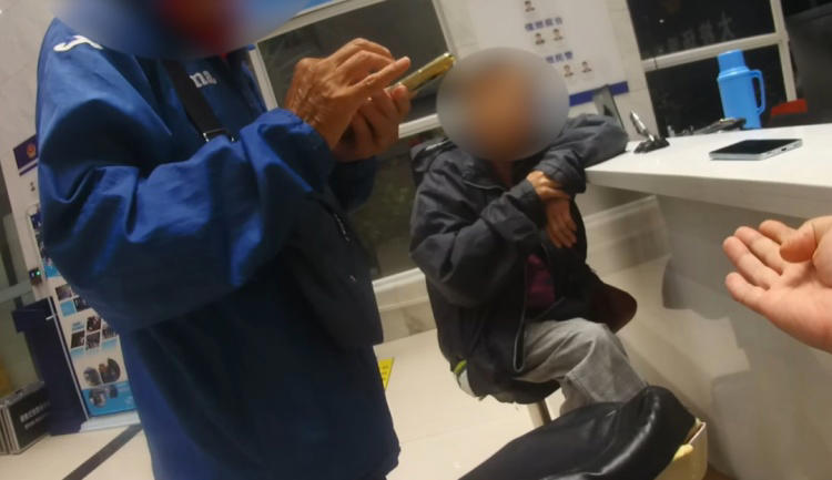 “警察同志，我的手机怎么忽闪黑屏了！”