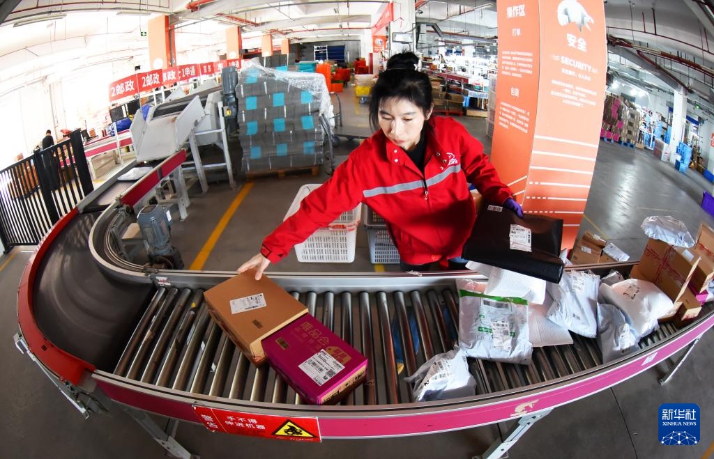 “双十一”来临 电商快递企业销售发货忙