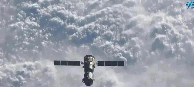 神舟二十号推迟回航：空间站6人继续共飞：空间站氧气为何用不完