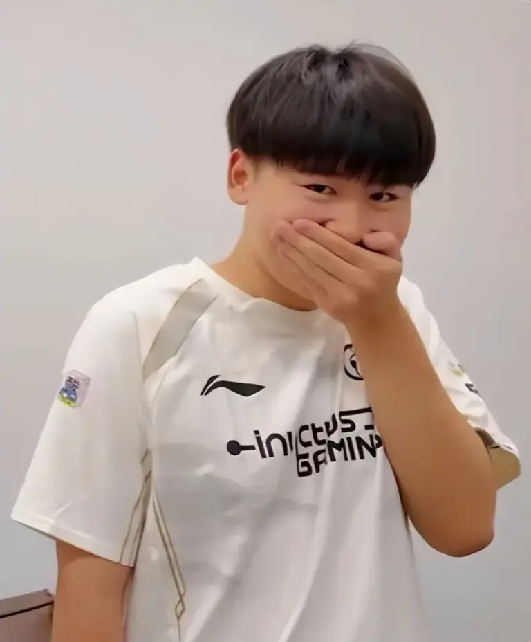 RNG确定退出联盟之后全网都在为UZI造势，合同消失UZI要回归了？