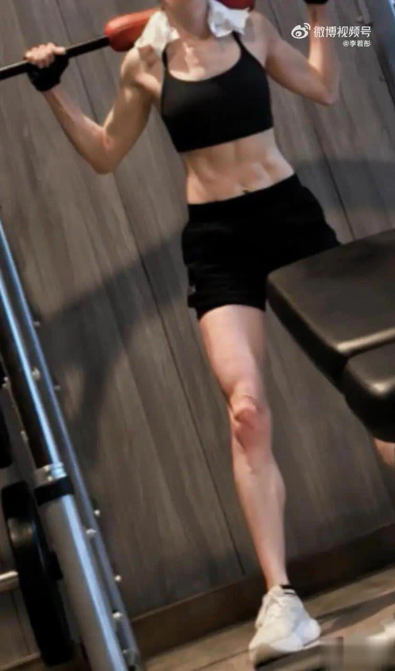 59岁李若彤健身照曝光，身材紧致状态能打！