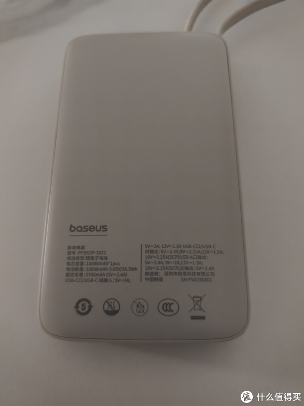 倍思自带线移动电源：终结充电线缠绕