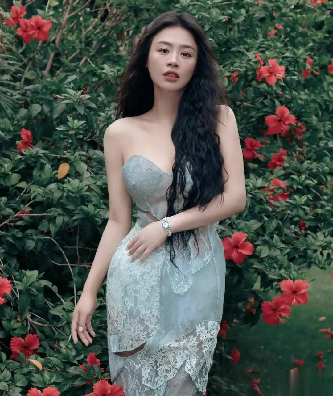 马思纯亮相ELLE风尚大典，“红花配蓝裙”惊艳全场！