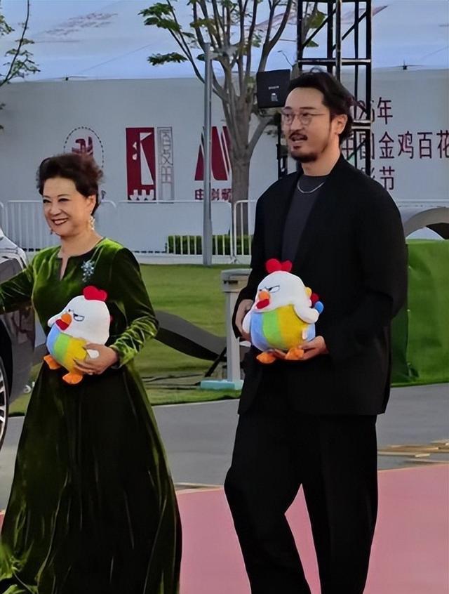 金鸡这一天，素颜一脸褶子的邓超，秒了内娱一堆涂脂抹粉的小鲜肉