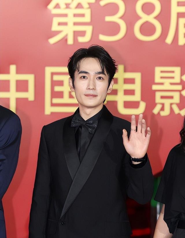 金鸡这一天，素颜一脸褶子的邓超，秒了内娱一堆涂脂抹粉的小鲜肉