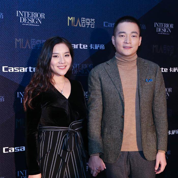 11 月 17 日，娱乐圈又炸开了锅！卓伟曝喻恩泰婚变内幕冲上热搜，这事儿可真是让人咋舌。喻恩泰，那个在《武林外传》里满腹经纶的吕秀才，现实中竟也上演了一出婚姻大戏。你说，这是怎么了？  从爱情到困局：婚姻的变奏曲 婚后的生活，本该是甜蜜的延续