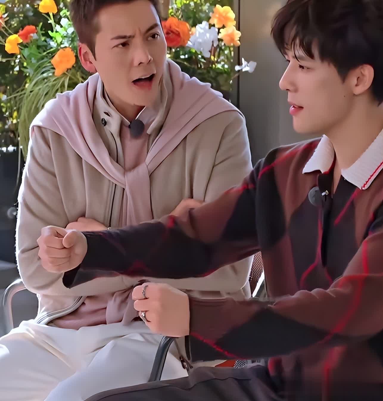 陈伟霆综艺被王安宇带偏粤语，舞台唱跳帅出圈承包笑点尖叫