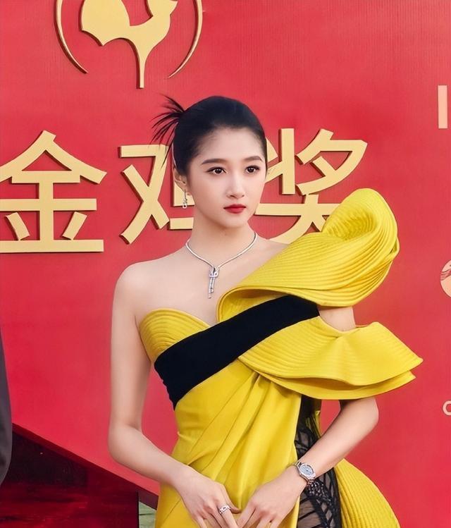 金鸡这一天，素颜一脸褶子的邓超，秒了内娱一堆涂脂抹粉的小鲜肉