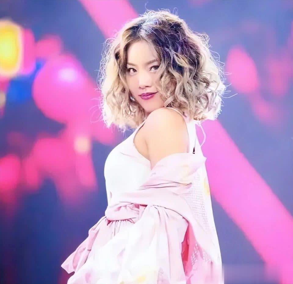 她颜值不输童瑶演技不逊蒋欣，参演《四喜》火爆出圈