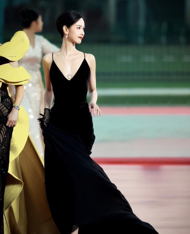 金鸡这一天，素颜一脸褶子的邓超，秒了内娱一堆涂脂抹粉的小鲜肉