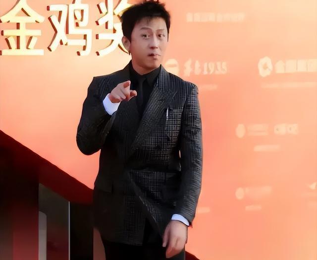 金鸡这一天，素颜一脸褶子的邓超，秒了内娱一堆涂脂抹粉的小鲜肉