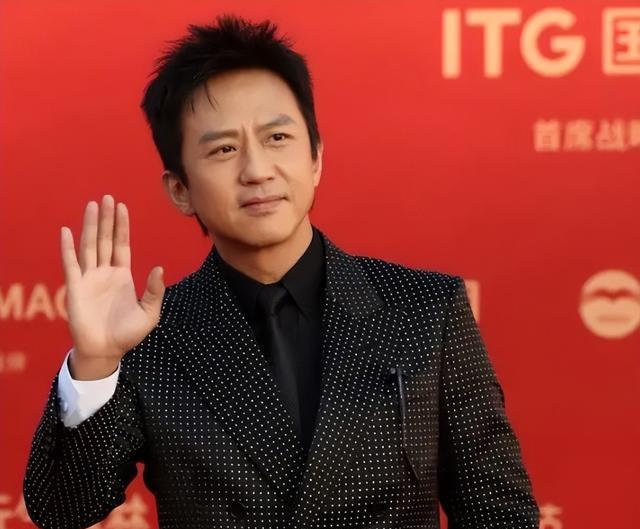 金鸡这一天，素颜一脸褶子的邓超，秒了内娱一堆涂脂抹粉的小鲜肉