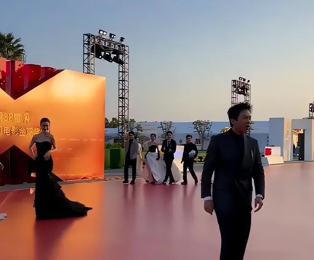 金鸡这一天，素颜一脸褶子的邓超，秒了内娱一堆涂脂抹粉的小鲜肉