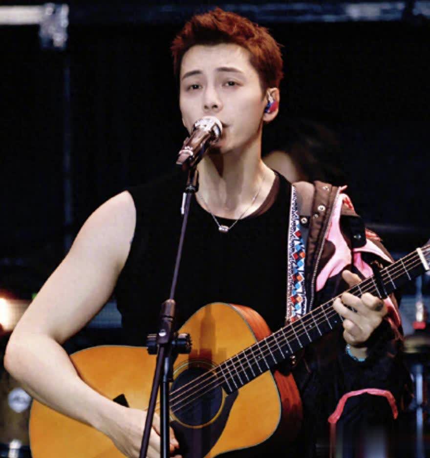 陈伟霆综艺被王安宇带偏粤语，舞台唱跳帅出圈承包笑点尖叫