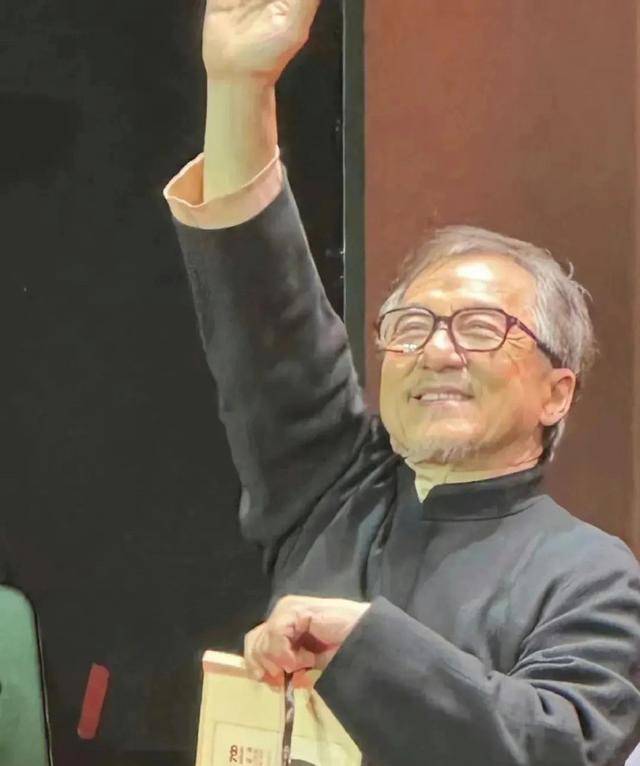 成龙被传“去世”后首次露面，深夜牵狗买面包，步伐稳健状态不错