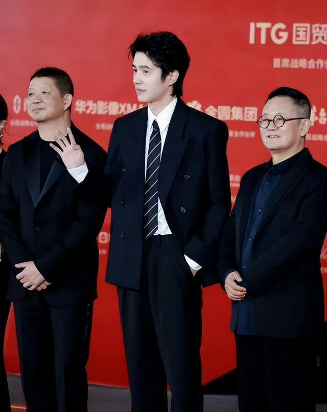 金鸡这一天，素颜一脸褶子的邓超，秒了内娱一堆涂脂抹粉的小鲜肉