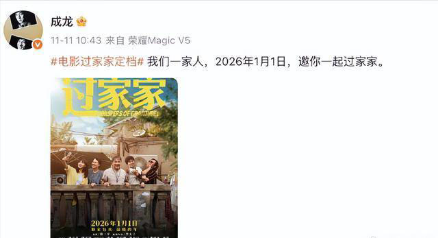 成龙被传“去世”后首次露面，深夜牵狗买面包，步伐稳健状态不错