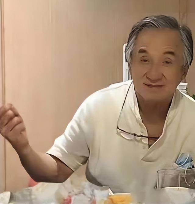 成龙被传“去世”后首次露面，深夜牵狗买面包，步伐稳健状态不错