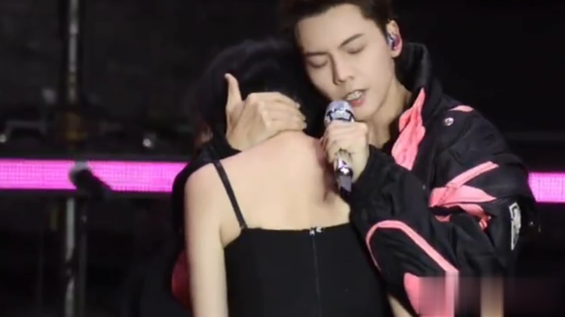 陈伟霆综艺被王安宇带偏粤语，舞台唱跳帅出圈承包笑点尖叫