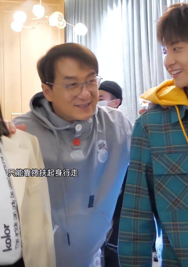 成龙被传“去世”后首次露面，深夜牵狗买面包，步伐稳健状态不错