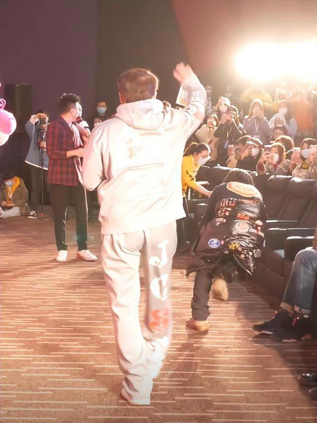 成龙被传“去世”后首次露面，深夜牵狗买面包，步伐稳健状态不错