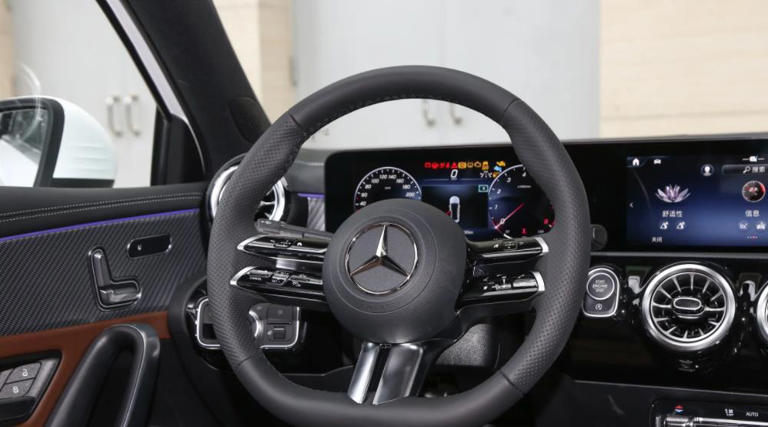 采用1.3T+7DCT动力组合，定位紧凑型车，25款奔驰A级怎么选？