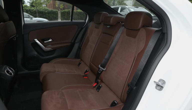 采用1.3T+7DCT动力组合，定位紧凑型车，25款奔驰A级怎么选？