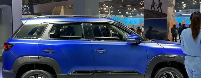 廉价铃木杀回市场，6万混动竟敢比五菱硬，国内车迷急了