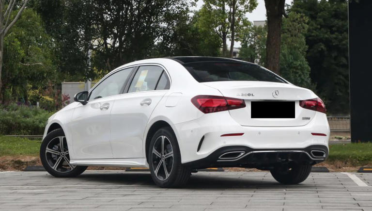 采用1.3T+7DCT动力组合，定位紧凑型车，25款奔驰A级怎么选？