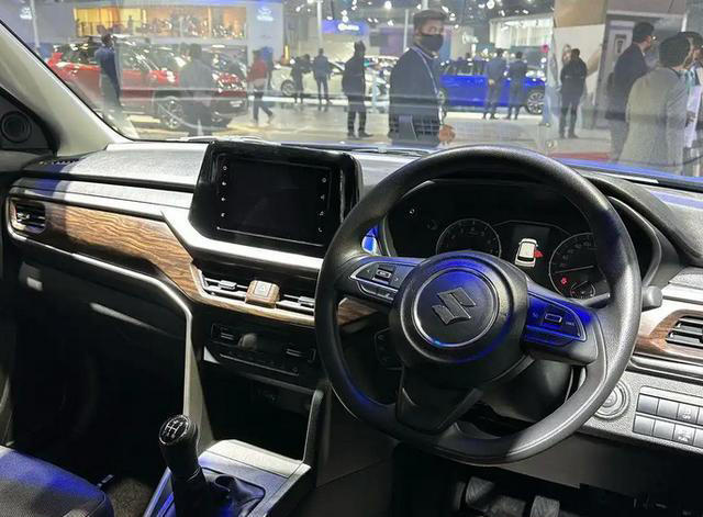 廉价铃木杀回市场，6万混动竟敢比五菱硬，国内车迷急了