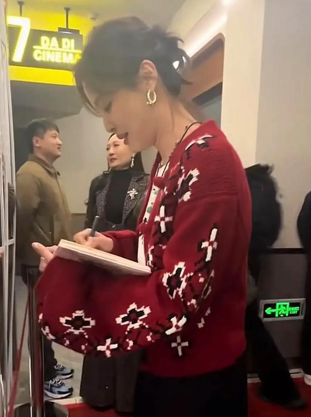 辛芷蕾回鹤岗同学会，影后站C位状态超能打，和同龄同学像两代人