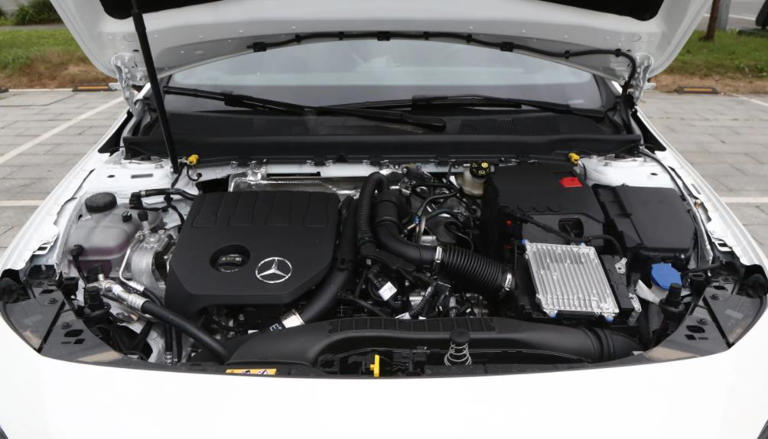采用1.3T+7DCT动力组合，定位紧凑型车，25款奔驰A级怎么选？