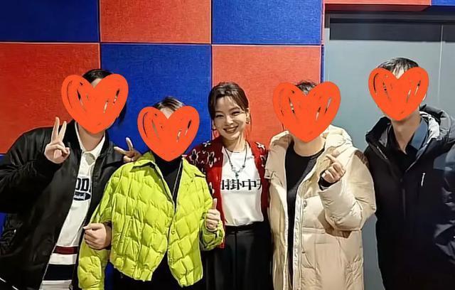 辛芷蕾回鹤岗同学会，影后站C位状态超能打，和同龄同学像两代人