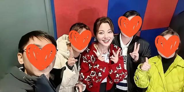 辛芷蕾回鹤岗同学会，影后站C位状态超能打，和同龄同学像两代人