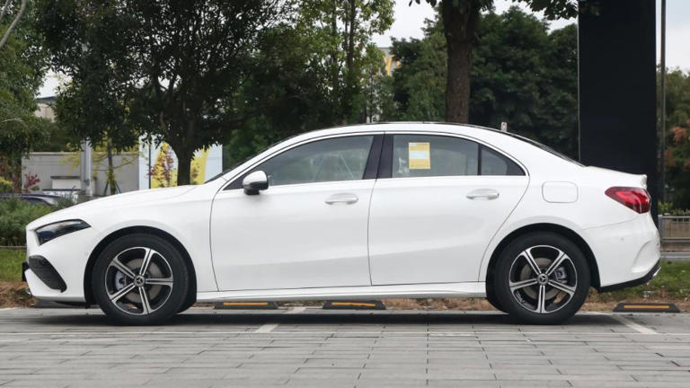 采用1.3T+7DCT动力组合，定位紧凑型车，25款奔驰A级怎么选？