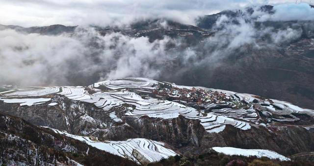 东川红土地：冬日初雪染绘七彩画卷