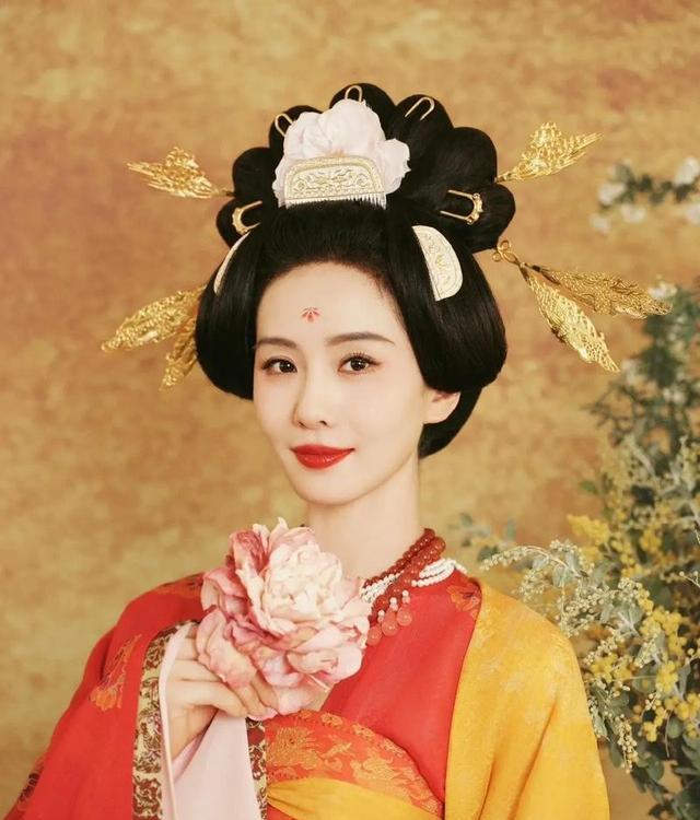 7位女明星换唐风古装，刘诗诗杨幂大气，刘亦菲绝美，她评委级别