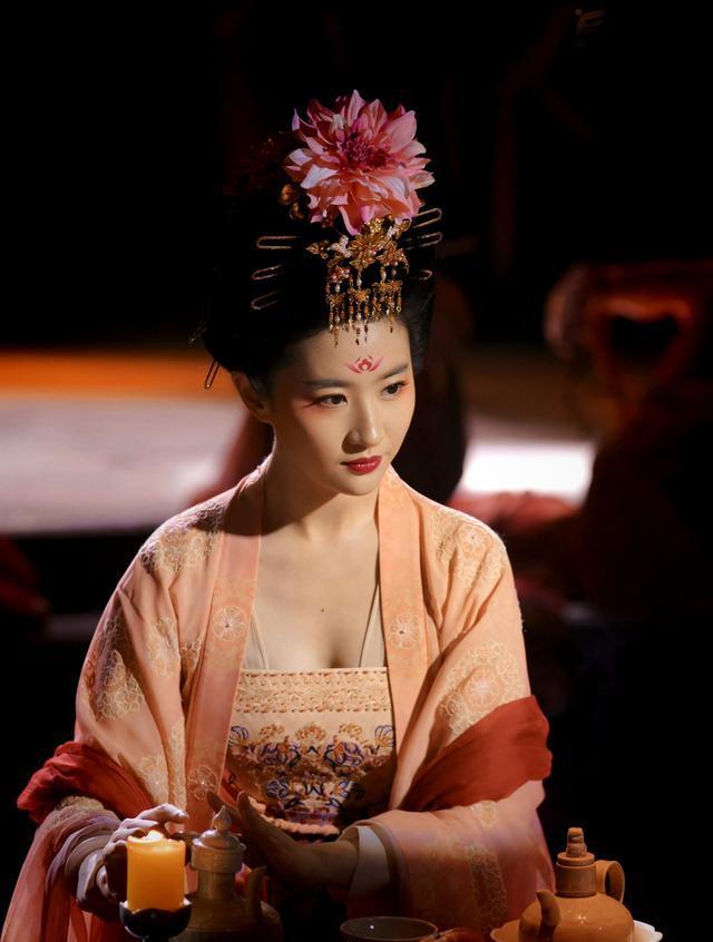 7位女明星换唐风古装，刘诗诗杨幂大气，刘亦菲绝美，她评委级别