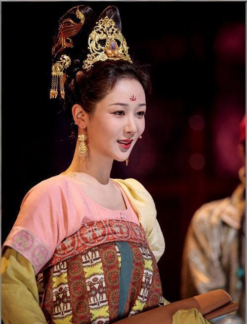 7位女明星换唐风古装，刘诗诗杨幂大气，刘亦菲绝美，她评委级别