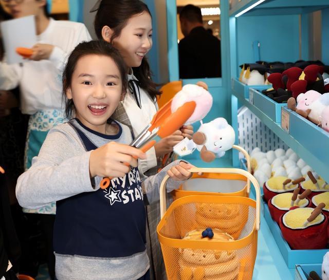 小酒窝：亲妈“恋爱脑”，亲爸后爸不靠谱，内卷的我成“顶梁柱”