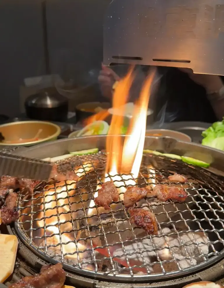 去吃了一家被推爆了的店，吃了一口就想骂人，难怪新店都倒闭得快