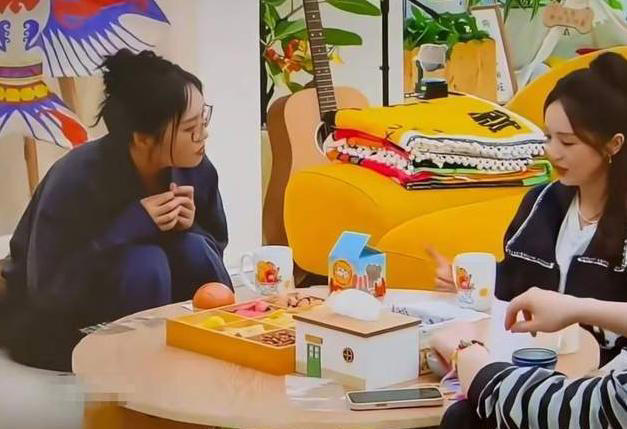 小酒窝：亲妈“恋爱脑”，亲爸后爸不靠谱，内卷的我成“顶梁柱”