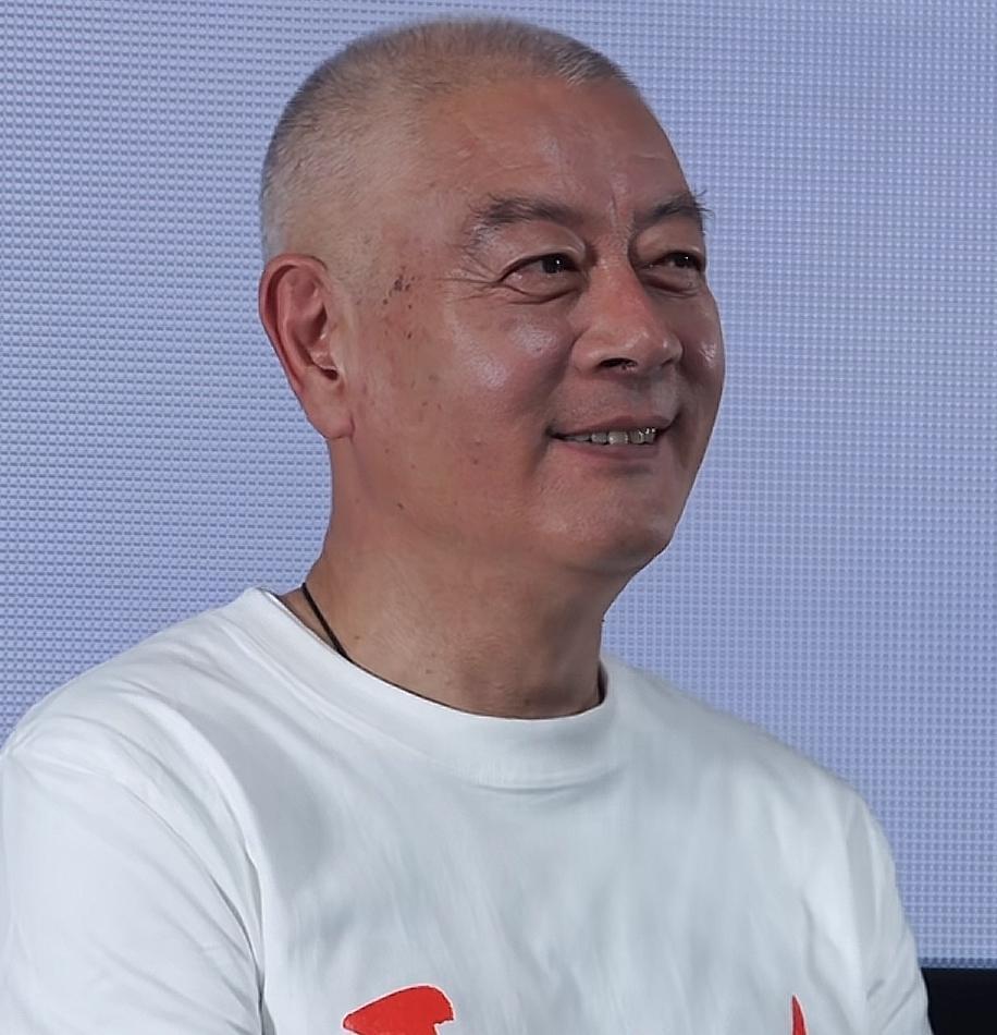 陈瑾参加巫刚电影首映礼，俩人互动比小情侣还甜，一个耍宝一个宠溺