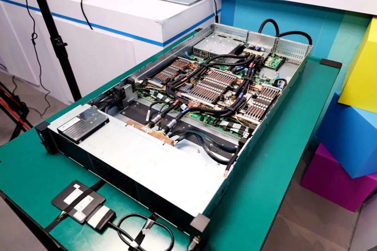 应对存储热密度走高，忆联推出液冷版 UH812a 企业级固态硬盘