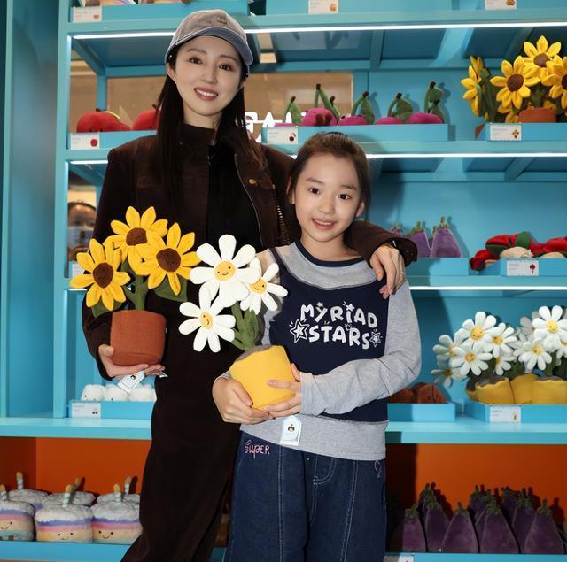 小酒窝：亲妈“恋爱脑”，亲爸后爸不靠谱，内卷的我成“顶梁柱”