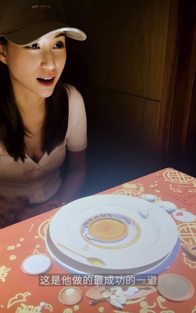 何超莲晒澳洲度假日常，与窦骁共进晚餐、一起冲浪，老公却未出镜