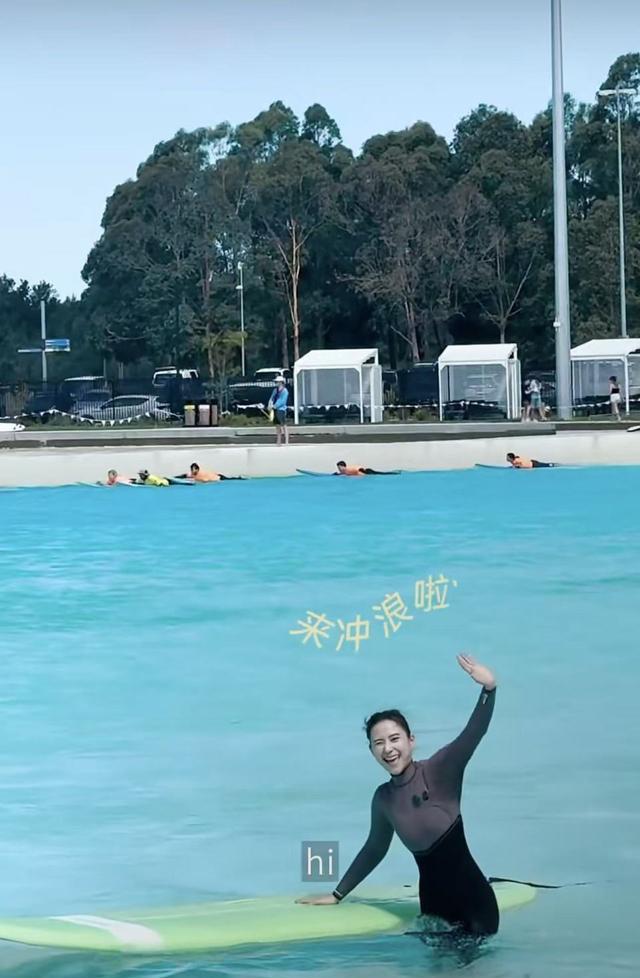 何超莲晒澳洲度假日常，与窦骁共进晚餐、一起冲浪，老公却未出镜